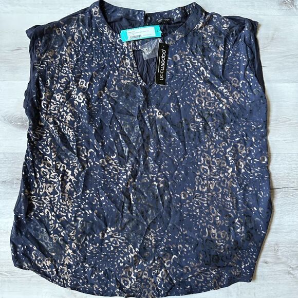 PAPERMOON
Reece Mixed Material Key Hole Top Navy 1X Stitch Fix - Picture 5 of 9
